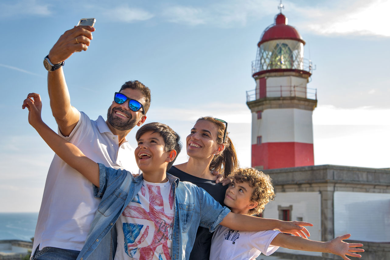 en-ruta-familia-faros-galicia-selfie