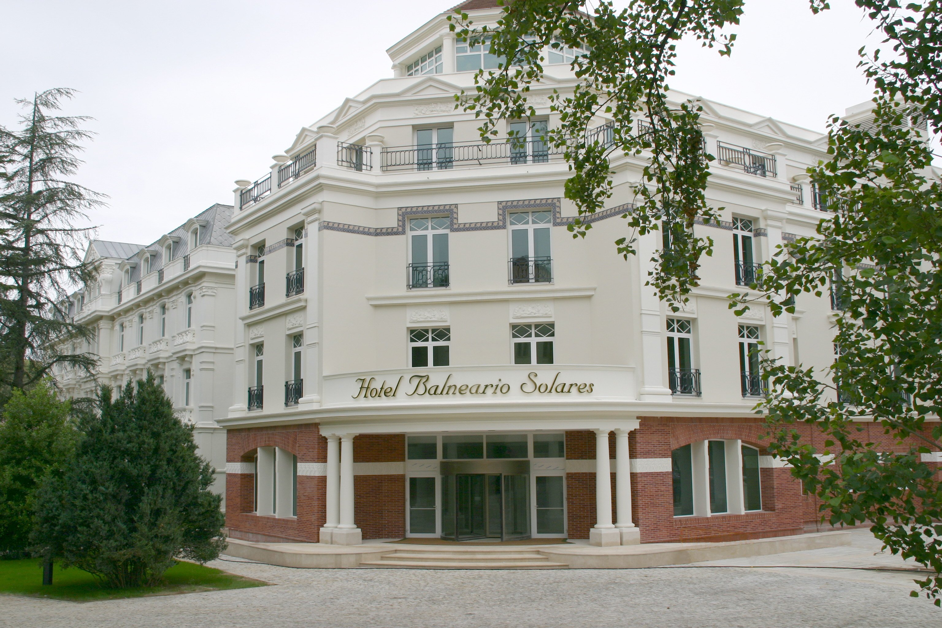 El Hotel Balneario Solares está muy próximo a Santander