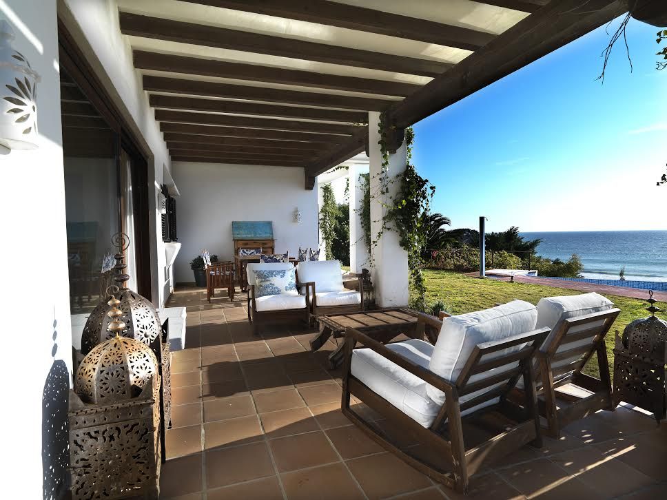 Villa de lujo en Zahara de los Atunes en primera línea con acceso privado a la playa. 8 habitaciones, 5 baños y 3 aseo y piscina desbordante. Desde 100€