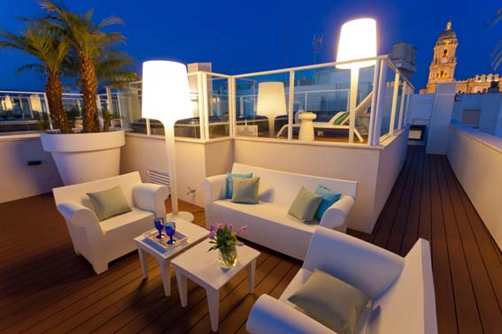 Lujoso piso de dos dormitorios y dos baños en el centro de Málaga con una espectacular terraza. Desde 190€ noche