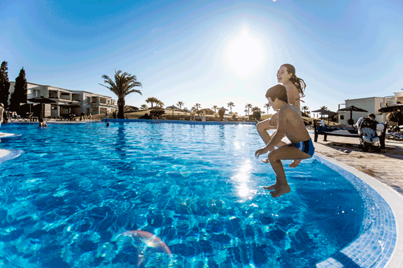 150402_hotel-Vincci-Costa-Golf_piscina_ambiente_0Z6A9602