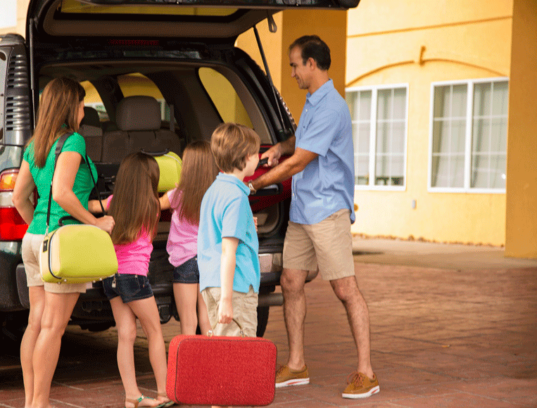 Familia_equipaje-coche-vacaciones