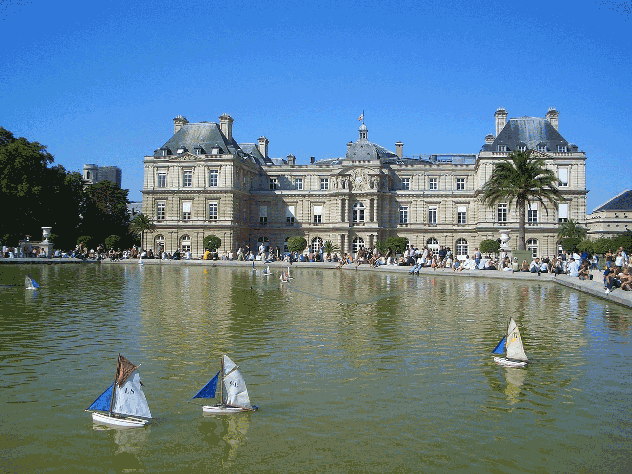 Jardin-du-Luxembourg-Pool-in-Front-of-the-Palace-Paris