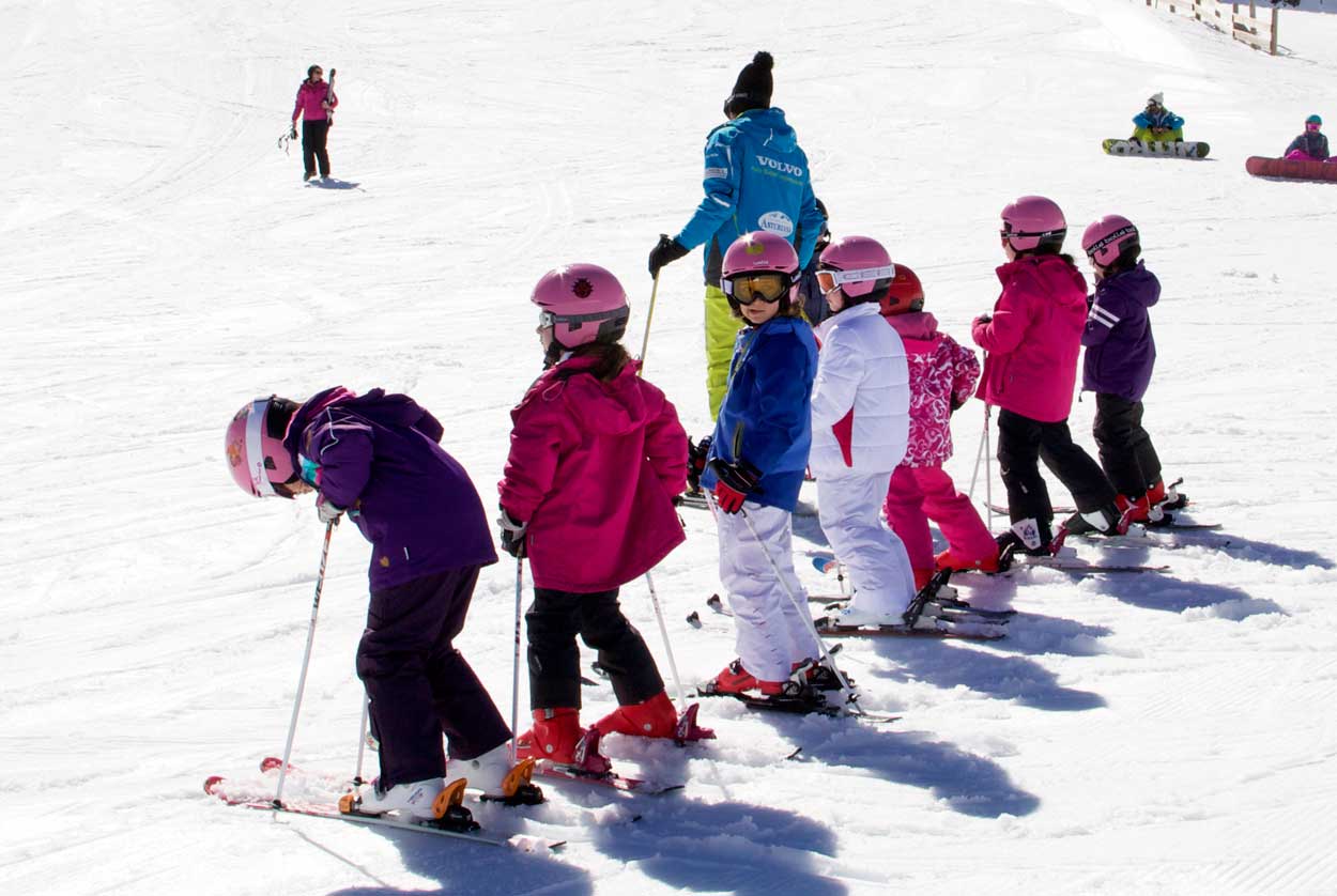 Consejos para esquiar en familia por primera vez • 