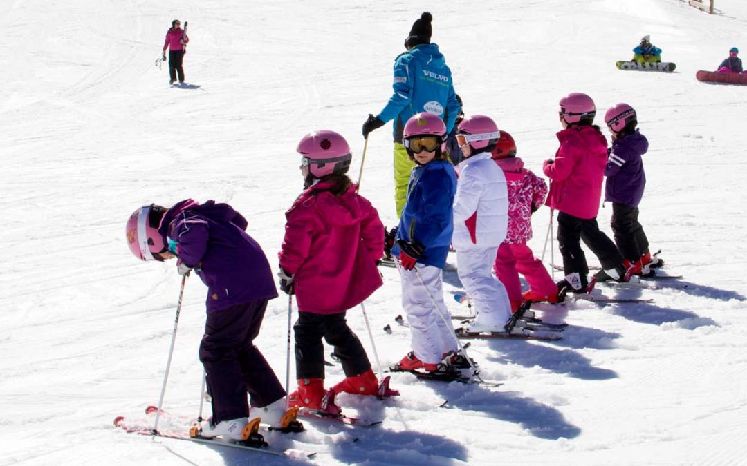 Equipar a los niños para esquiar