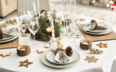 Decora tu mesa de Navidad en blanco y dorado