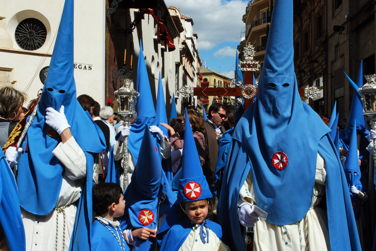 Niños-nazarenos-en-las-procesiones-de-Andalucía