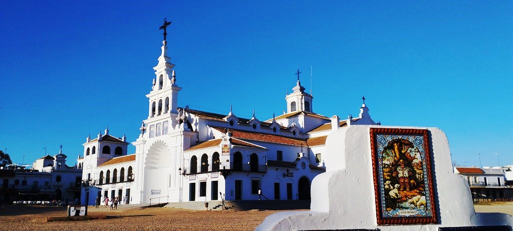 La ermita de El Rocío es el edificio principal de la aldea marismeña