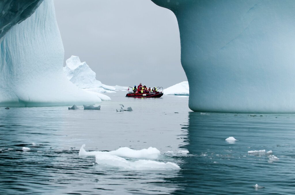 Polarsirkel Boat Through Iceberg Tunnel