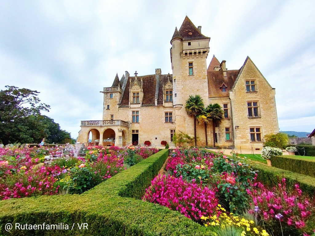 Jardines y fachada del bonito Château des Milandes