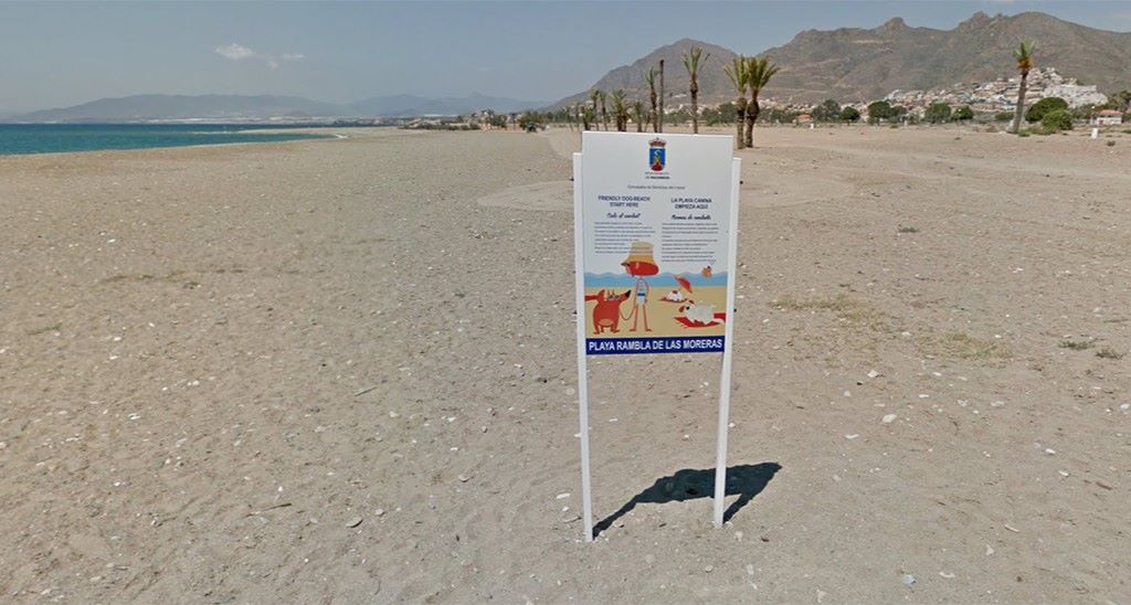 Playa-canina-de-Las-Moreras-en-Mazarron-Murcia-recien-premiado-como-destino-turistico-petfriendly