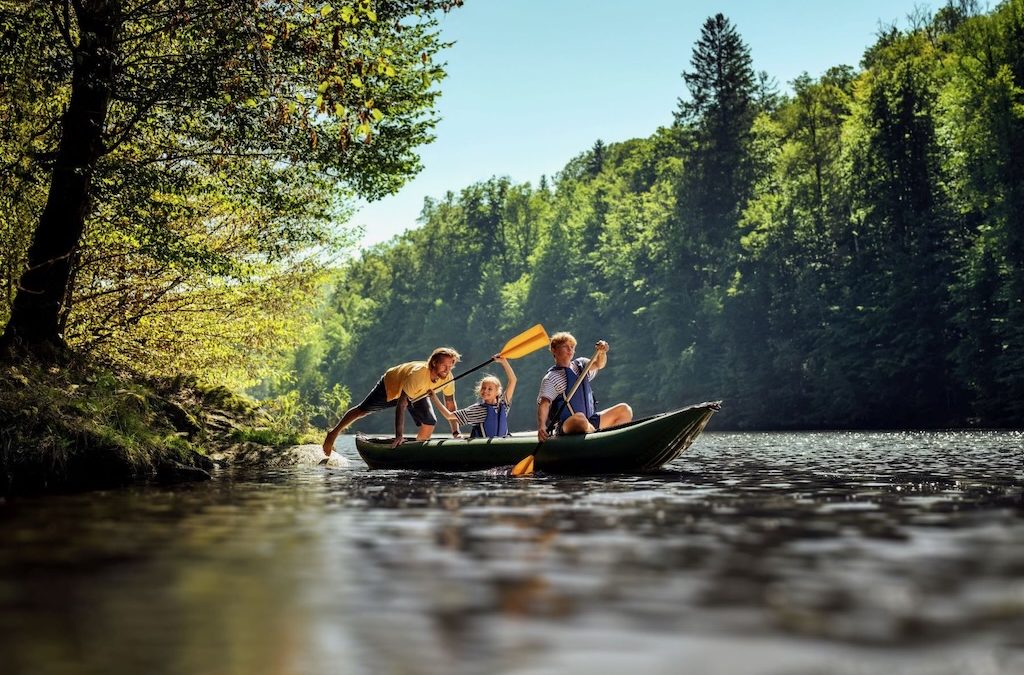familia en canoa en República Checa-turismo familiar-naturaleza
