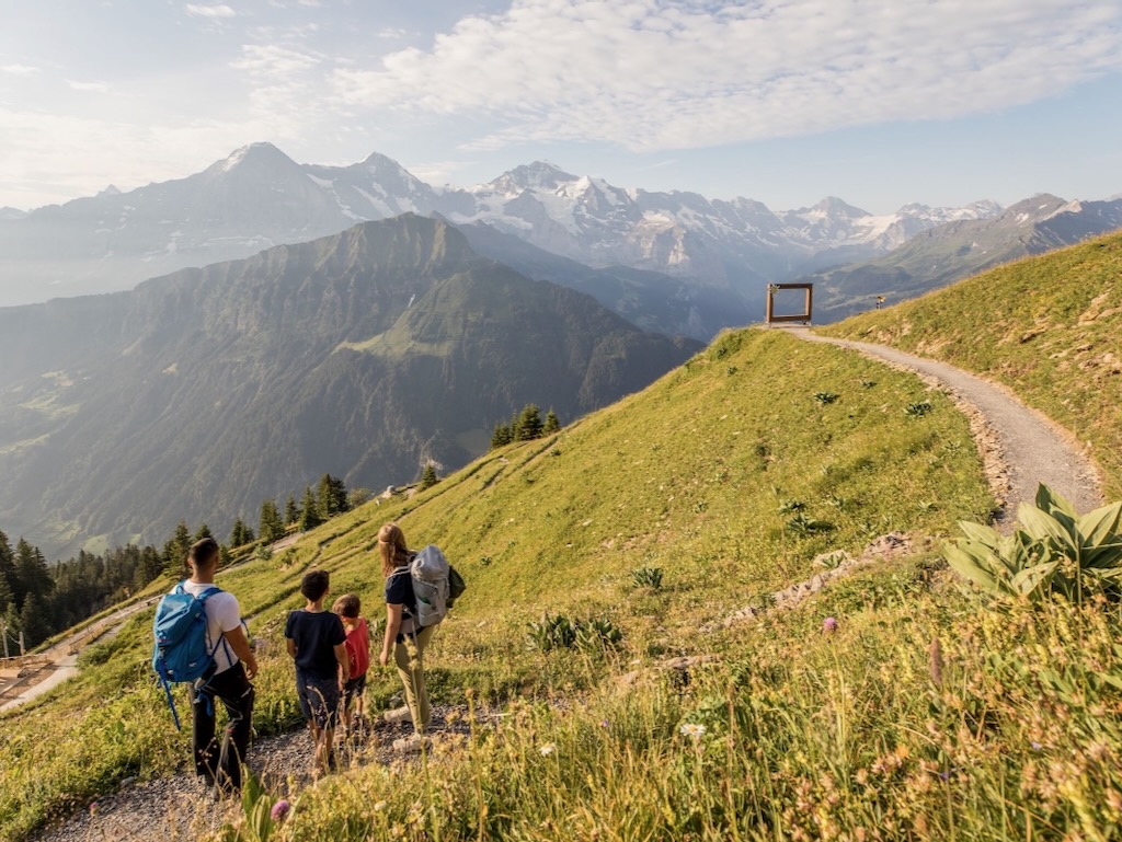 turismo familiar en las montañas suizas