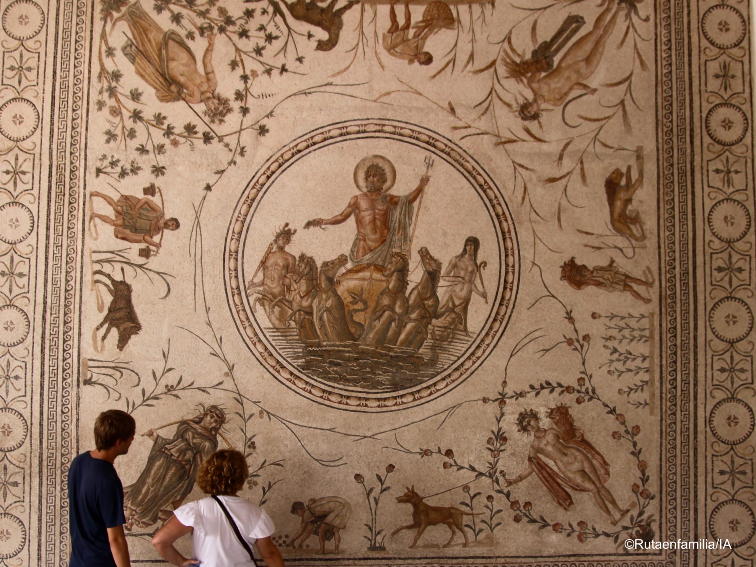 Interior del Museo del Bardo con mosaicos romanos.