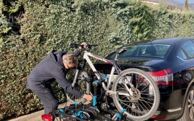 Viajar con niños en coche sin riesgos ni multas: cómo organizar equipaje y bicicletas en familia