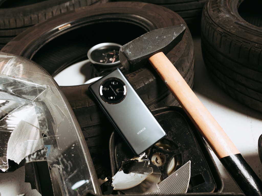 Smartphone HONOR 7 Series, resistente y duradero, ideal para familias viajeras y actividades al aire libre.