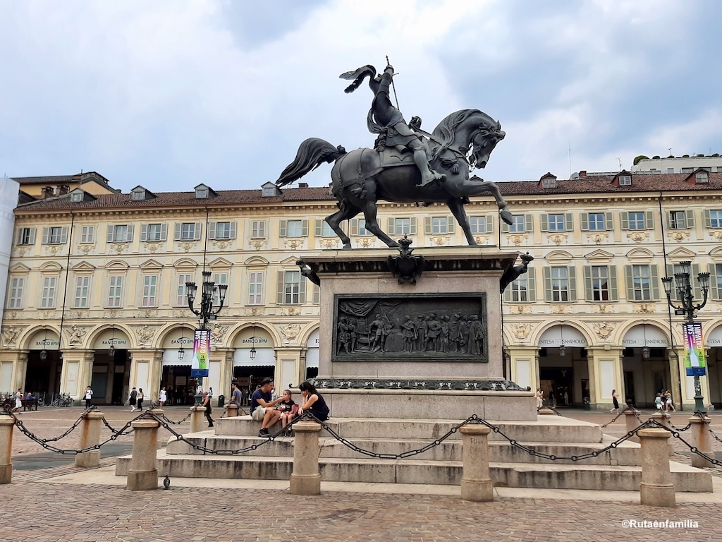 Piazza San Carlo con iglesias gemelas y estatua ecuestre
