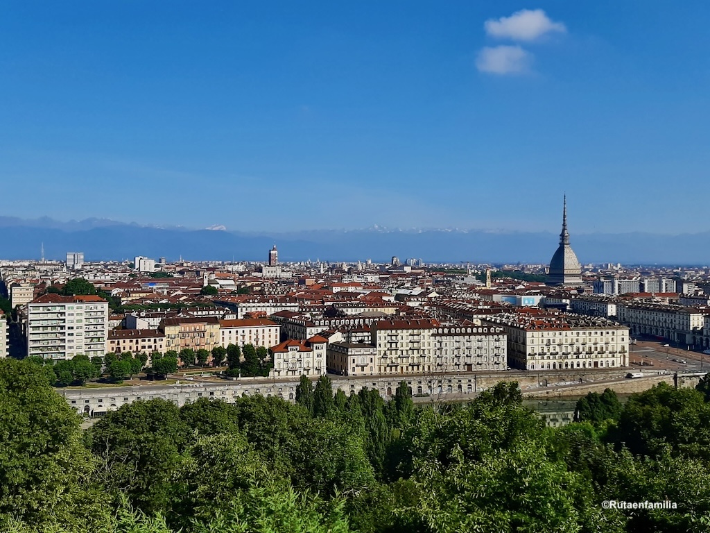 Panorámica de Turín con la Mole Antonelliana y los Alpes