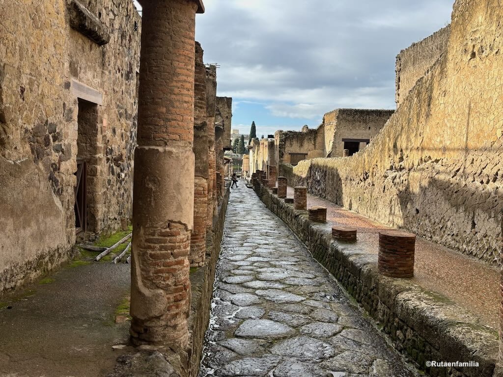 Calle romana en Herculano con pavimento original