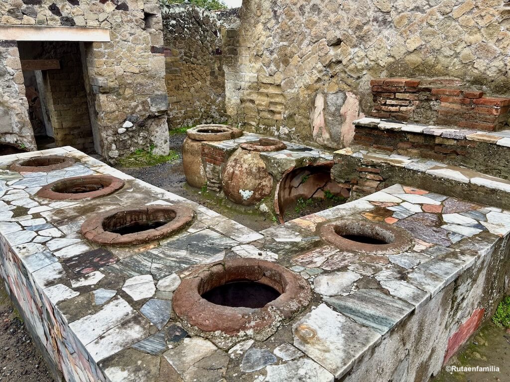 Taberna romana en Herculano con mostrador de piedra
