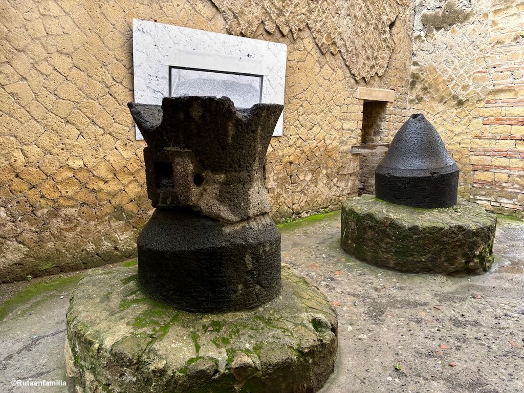Panadería romana en Herculano con molino