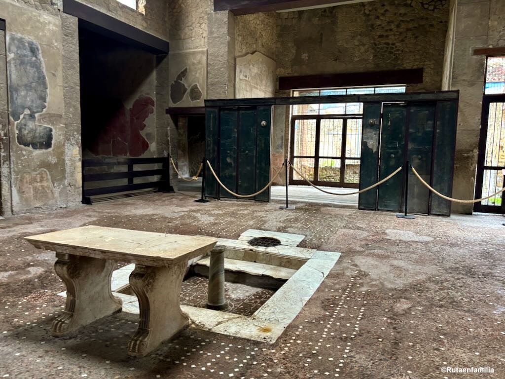 Suelo con ojos de gato en Herculano