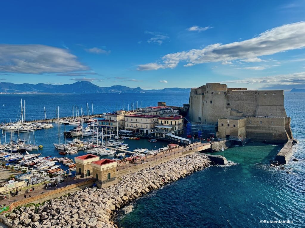 Castel dell’Ovo y Vesubio en Nápoles con niños