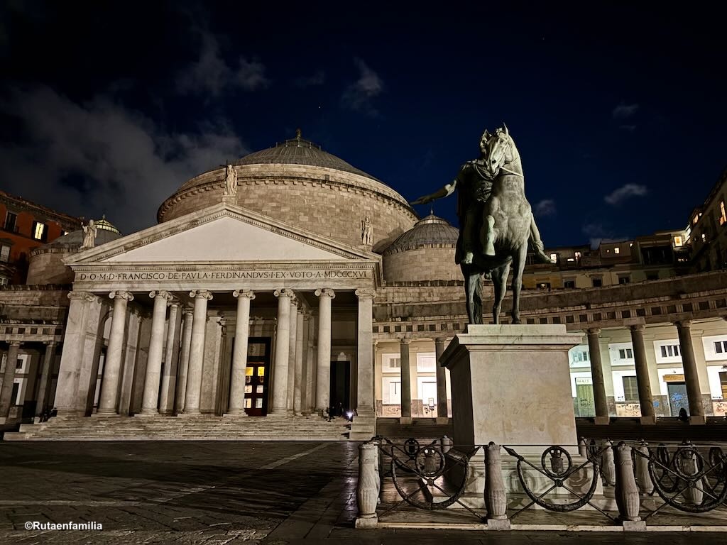 Piazza del Plebiscito y Palacio Real en Nápoles