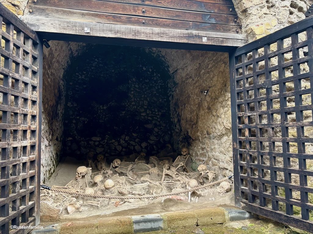 Fornici de Herculano junto a la antigua playa