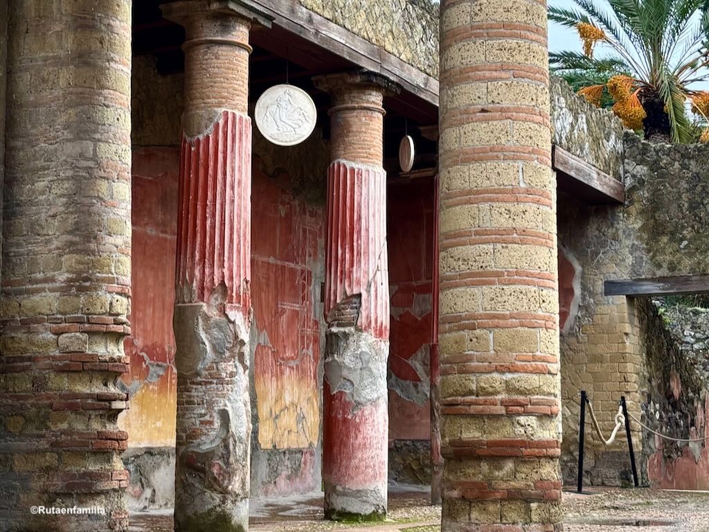Columnas romanas en el yacimiento de Herculano