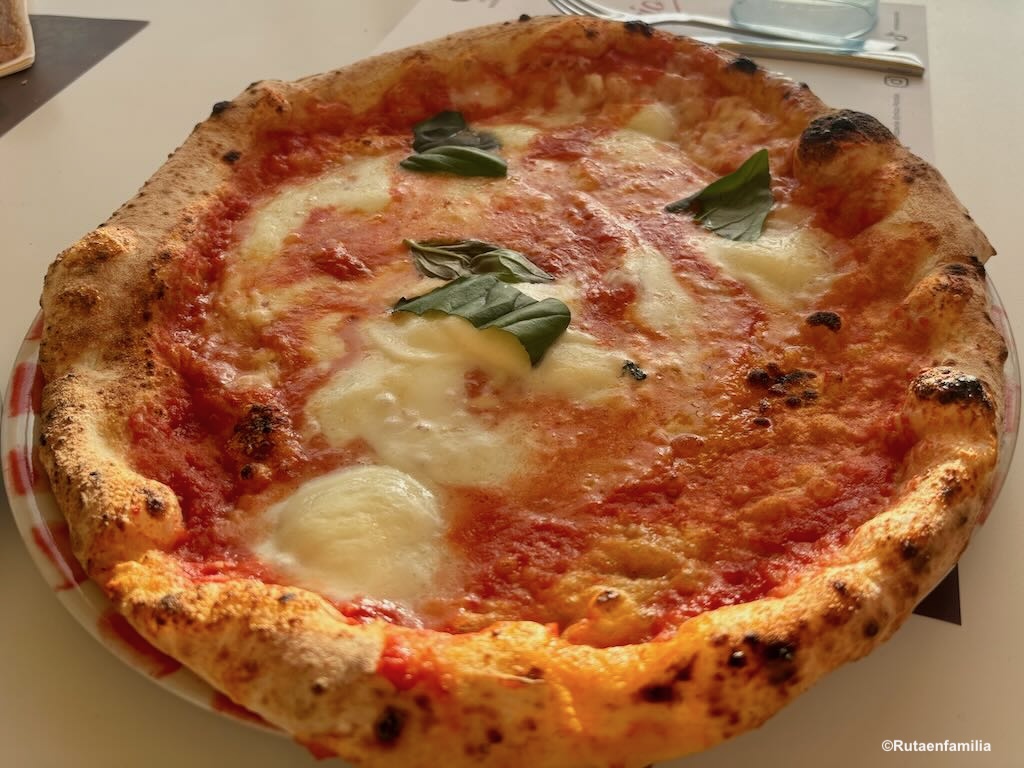 Pizza napolitana tradicional en horno de leña