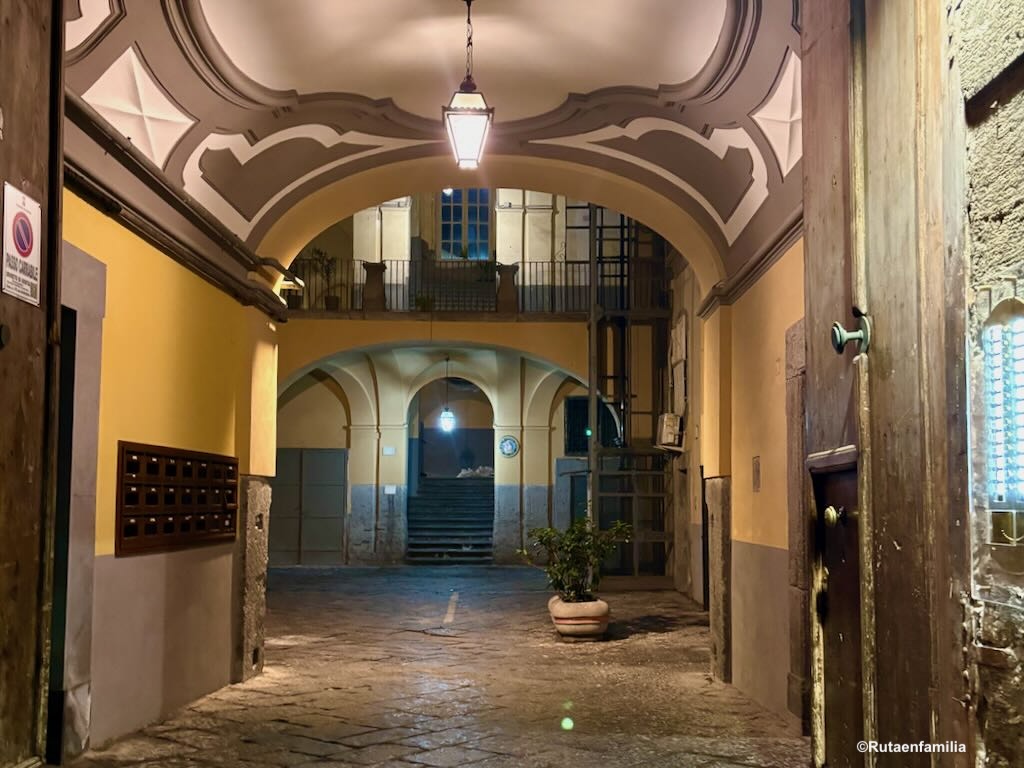 Portón histórico abierto en Nápoles ideal para viajar en familia