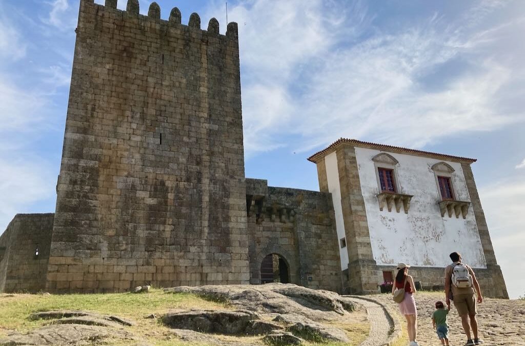 familia caminando hacia el castillo de Belmonte en la Región Centro de Portugal