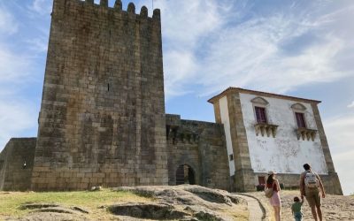 familia caminando hacia el castillo de Belmonte en la Región Centro de Portugal