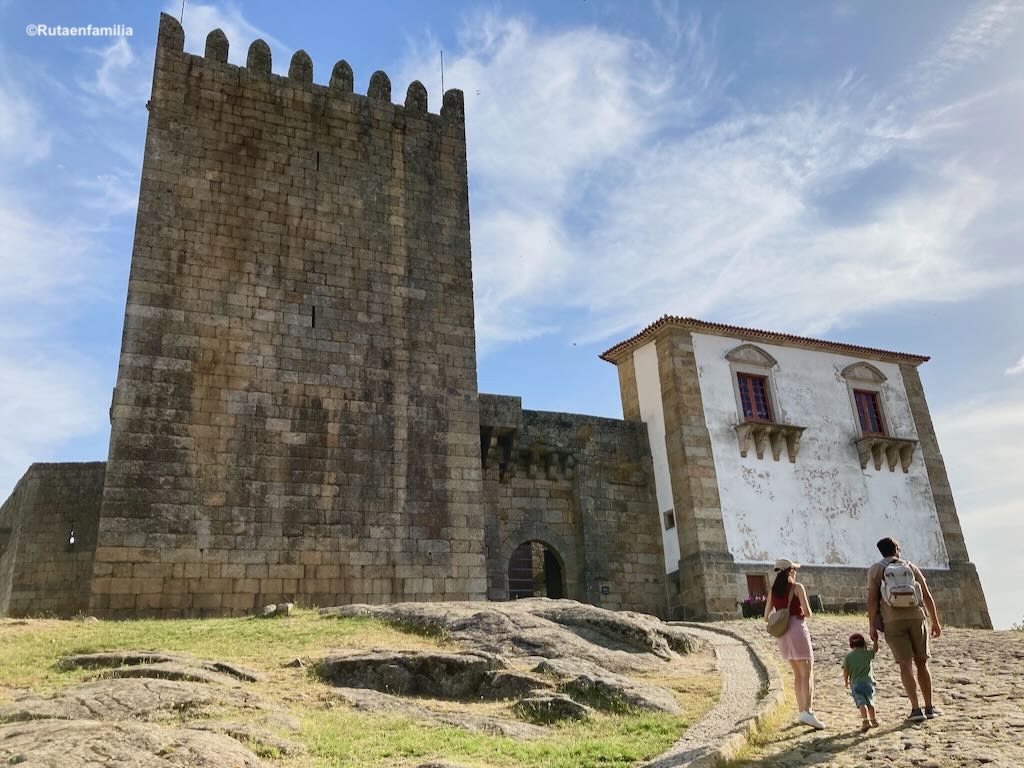familia caminando hacia el castillo de Belmonte en la Región Centro de Portugal