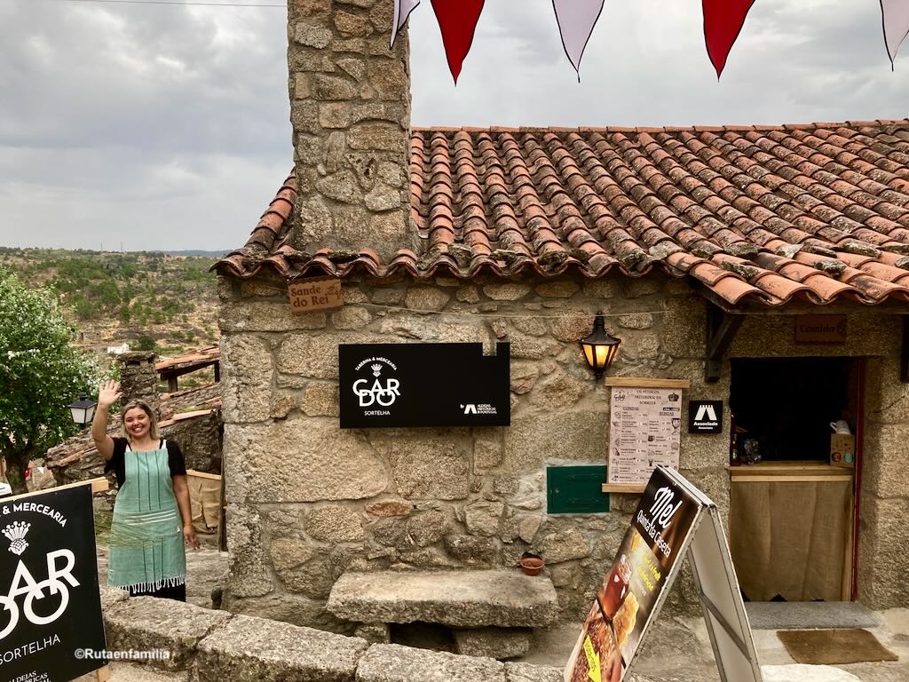restaurante en Sortelha con vistas a la Serra da Estrela