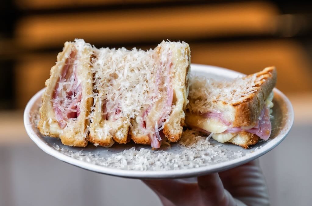 Sandwiches tipo argentino mixto con mucho queso