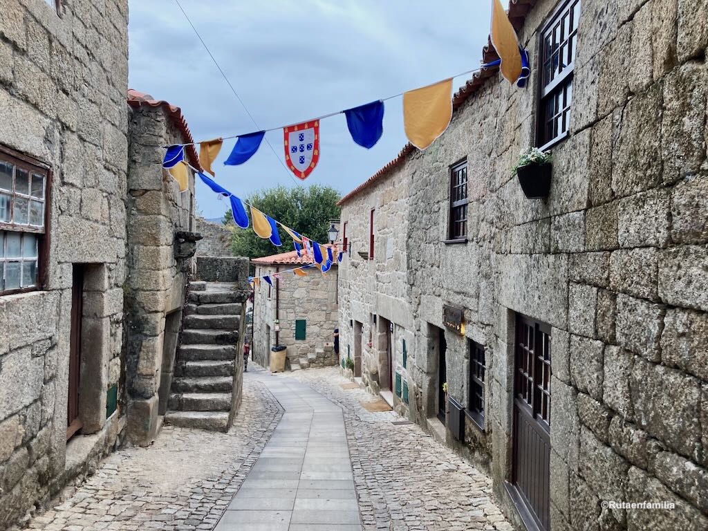 calles de granito en Sortelha Región centro Portugal