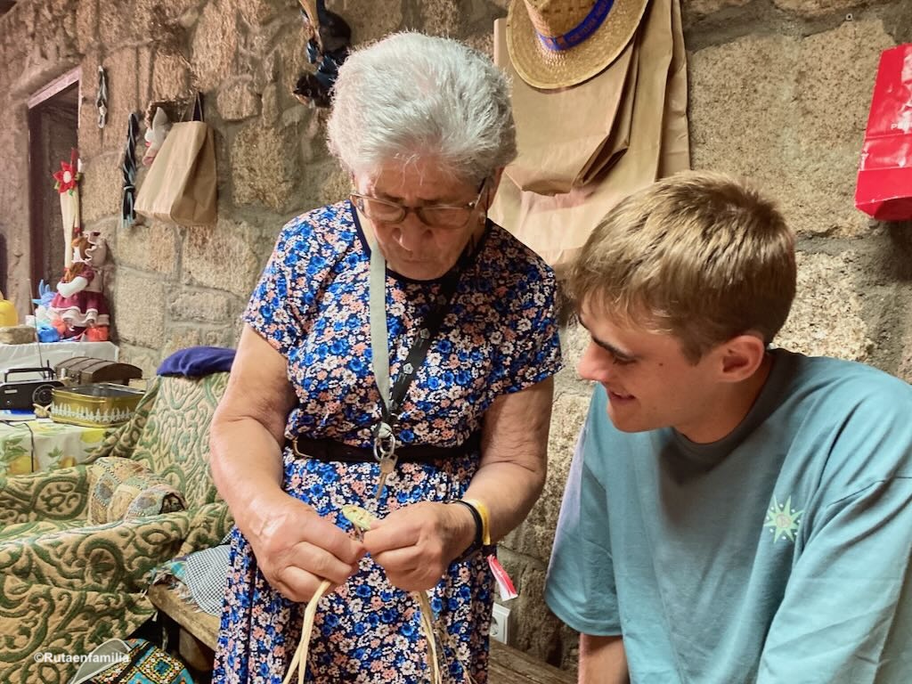 taller artesanal en Sortelha con niños