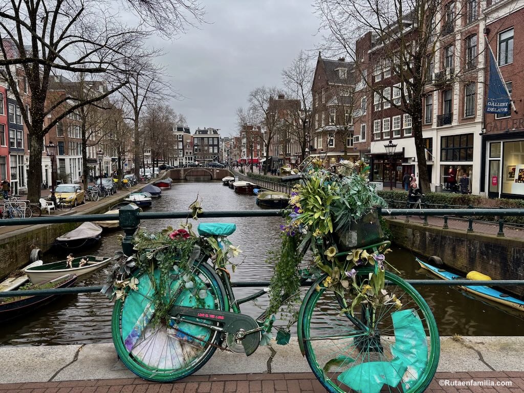paseando por los canales de Ámsterdam
