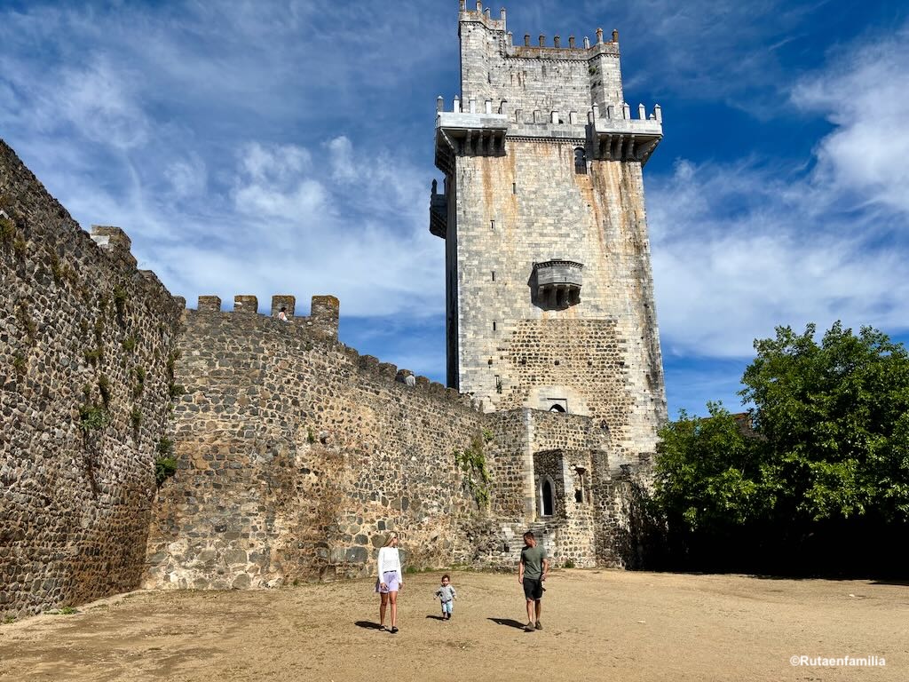 Castillo de Beja con niños en el Alentejo portugués