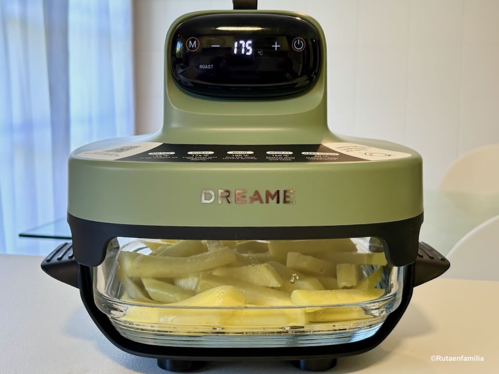 Air fryer con patatas en su interior