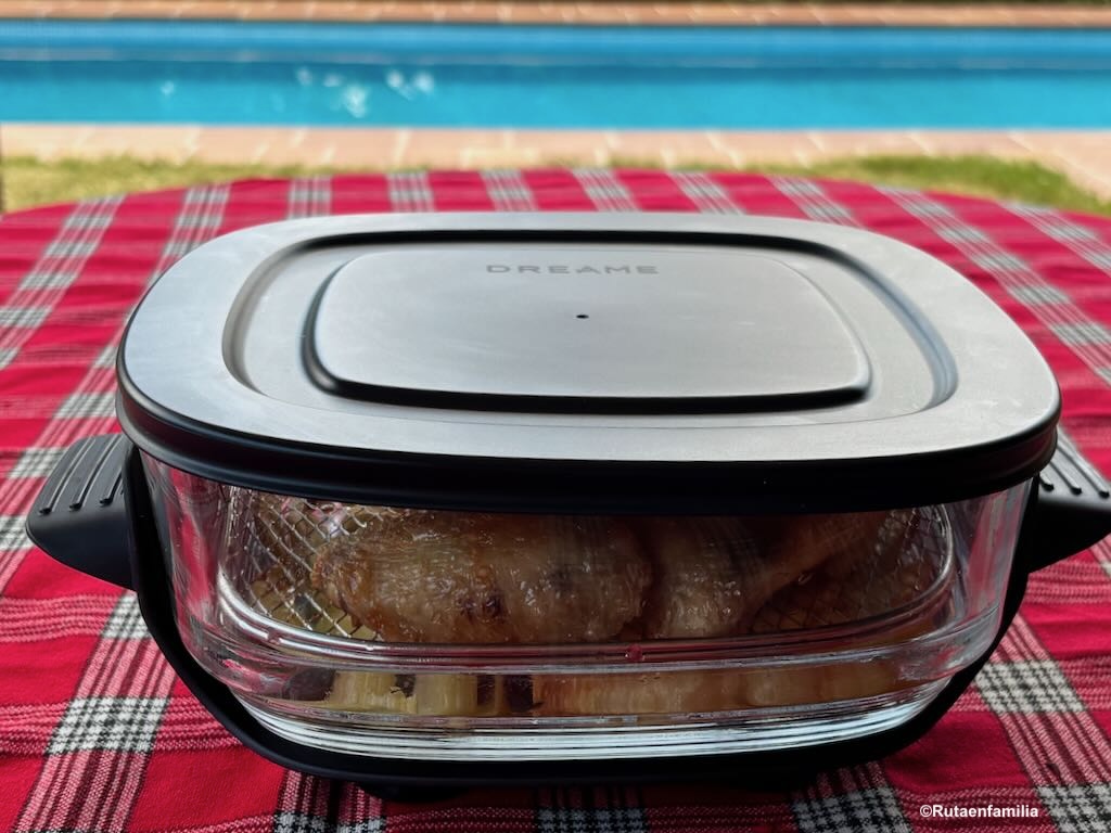 La air fryer de Dreame permite cerrar el recipiente con una tapa para llevar la comida al campo o al trabajo
