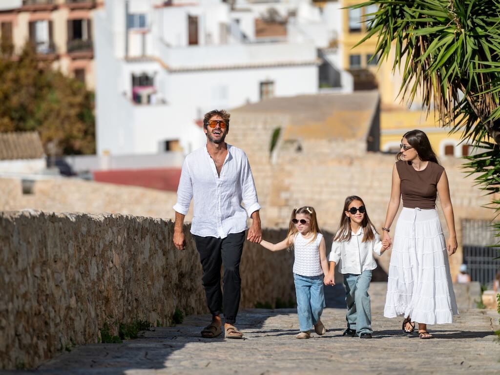 Familia con dos niñas pequeñas paseando por las calles empedradas del casco histórico de Eivissa