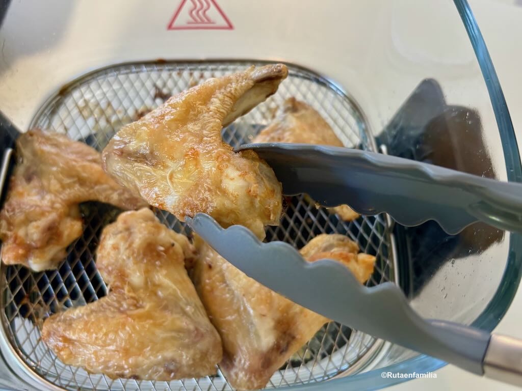 Air fryer de Dreame con alitas de pollo