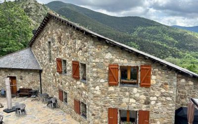La Masía del Taulat: el hotel familiar de Llo con literas de trineo y un ciervo salvaje en el jardín