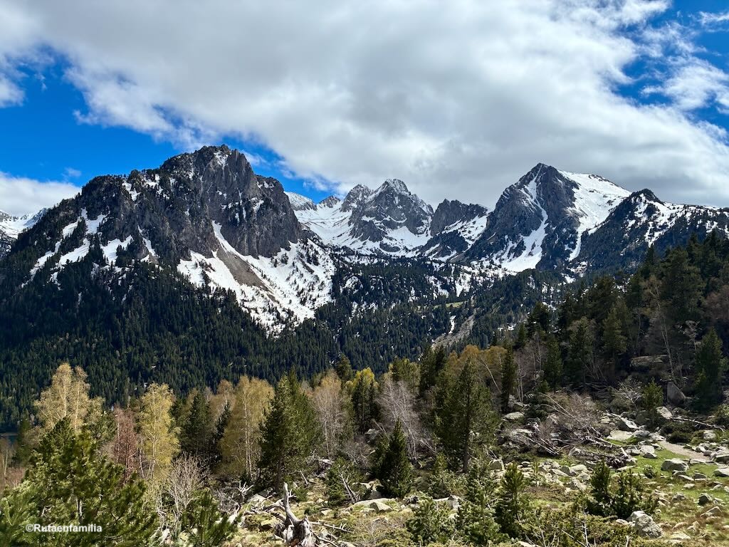 Circulo glaciar todavía con nieve en el parque nacional de Cataluña