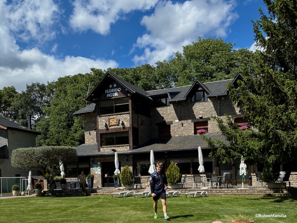 Hotel Florido Sort fachada con adolescentes Pallars Sobirà
