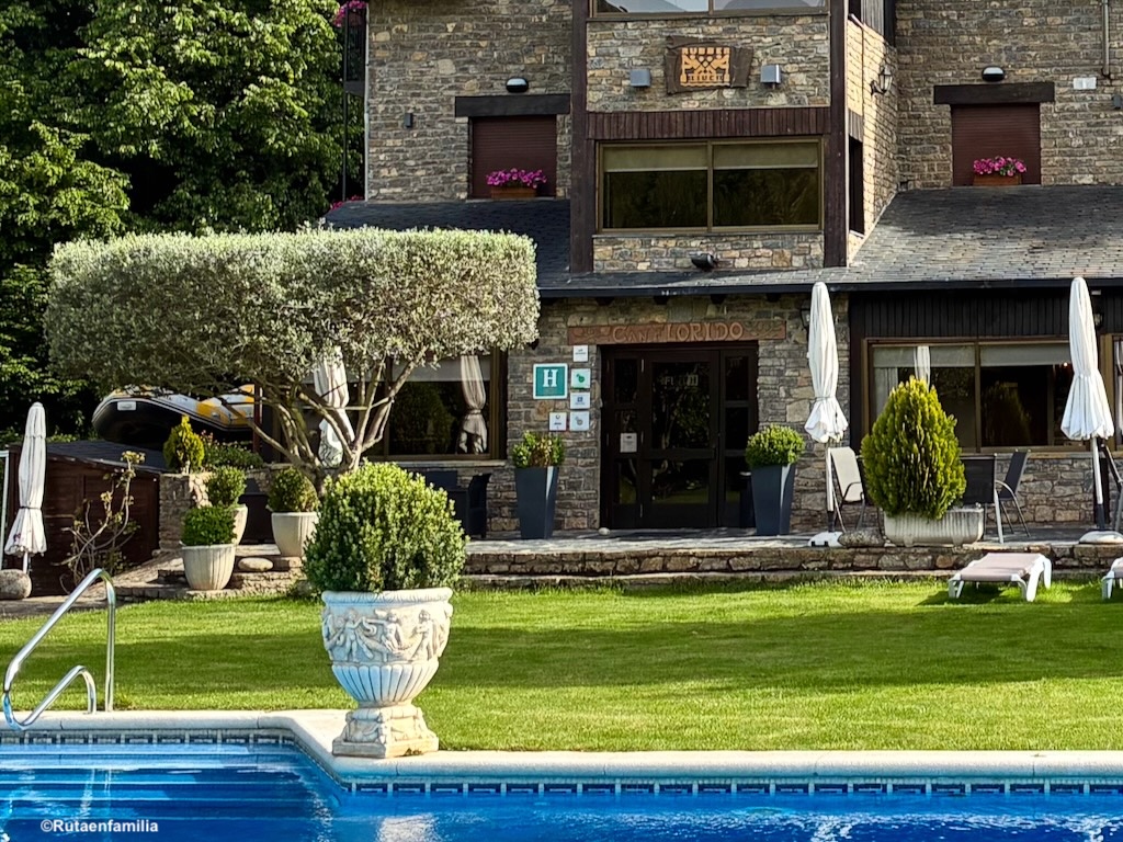 Hotel Florido Sort con barca de ràfting Rubber River en el jardín, Pallars Sobirà