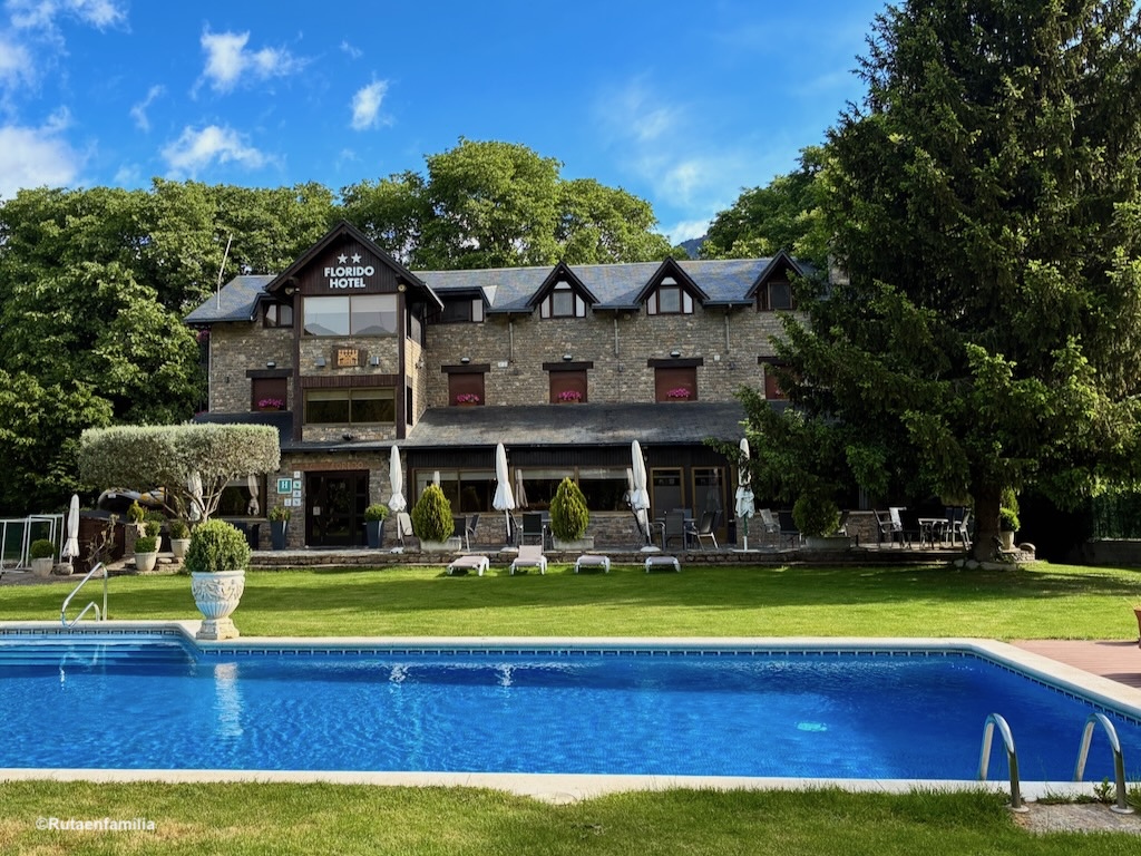 Hotel Florido Sort piscina exterior jardín Pirineo catalán